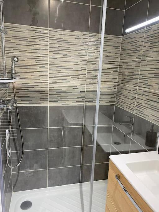 Appart & Fleurinoise Balcon Ascenseur Climatisation Fleurieux-sur-lʼArbresle Exteriör bild